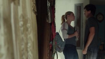 The backpack flower Herschel Betty Cooper (Lili Reinhart) in Riverdale S02E04