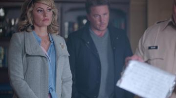 Le manteau Babaton de Alice Cooper (Madchen Amick) dans Riverdale S02E04