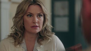 Le gilet blanc Kate Spade New York de Alice Cooper (Madchen Amick) dans Riverdale S02E04