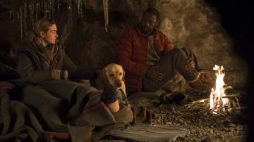 The down jacket red Dr Ben Bass (Idris Elba) in The mountain between us
