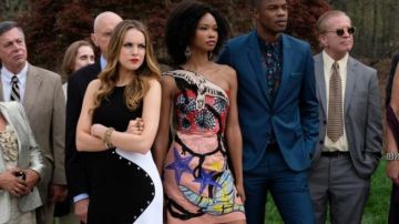 The black and white dress of Fallon Carrington (Elizabeth Gillies) in Dynasty S01E01