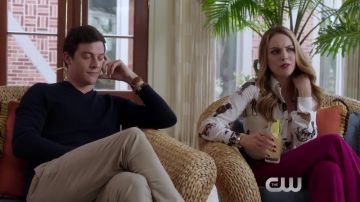 The white blouse printed dogs of Fallon Carrington (Elizabeth Gillies) in Dynasty S01E01