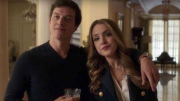 The blaser Balmain Fallon Carrington (Elizabeth Gillies) in Dynasty S01E01