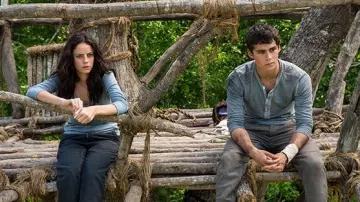The t-shirt Henley gray Thomas (Dylan O'brien) in The Maze