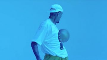 La gorra Supreme FW17 de Chris Brown en el video musical Flipmode de Fabolous