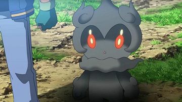 La peluche de Marshadow, le pokemon fabuleux dans Pokemon, le film : Je te choisis !
