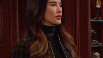 Suéter de cuello de tortuga Helmut Lang de Steffy Forrester (Jacqueline MacInnes Wood) en Amor, gloria y belleza