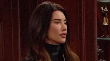 Les boucles d'oreilles de Steffy For­res­ter (Jac­que­line MacInnes Wood) dans Amour, Gloire et Beauté