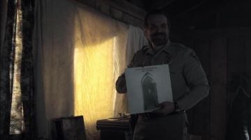 The disc vinyl of Jim Croce that holds the Head Hopper (David Harbour) in Stranger Things S02E03