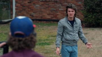 La chaqueta De Los Miembros Solo Por Steve Harrington (Joe Keery) en la serie Stranger Things (Temporada 2 Episodio 2)