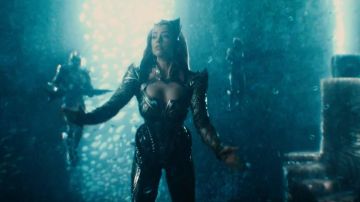 The tiara golden Mera (Amber Heard) in Justice League