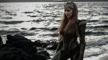 La combinaison verte de Mera (Amber Heard) dans Jus­tice League