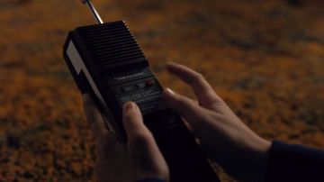 The walkie-talkie vintage in the 80's Mike Wheeler (Finn Wolfhard) in Stranger Things S01E02