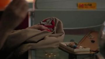 The crest of the symbol of the Ghostbusters stitched by Joyce Byers (Winona Ryder) in Stranger Things S02E02