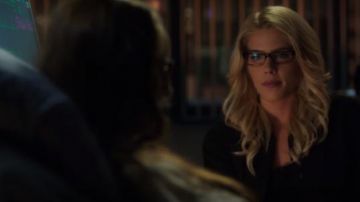 La veste bomber de Felicity Smoak (Emily Bett Rickards) dans Arrow S06E04