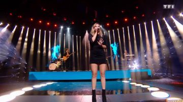 La robe en velours noir de Louane dans Les NRJ Music Awards du 04/11/2017 #NMA2017