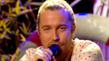La camisa estampada de AllSaints usada por Julien Doré en los premios de música NRJ el 04/11/2017 #NMA2017