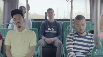 Suéter a rayas Lacoste de Oli en el video musical de Bigflo & Oli's Dommage