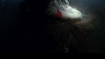 The sneaker Nike Cortez Classic Steve Harrington (Joe Keery) in Stranger Things S02E09