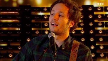 La chemise Uniqlo en flanelle bleue et verte de Vianney aux NRJ Music Awards 2017