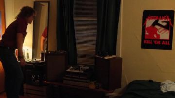 The post Metallica in the room of Billy (Dacre Montgomery) in Stranger Things S02E08