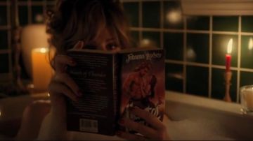 The book "Heart of Thunder" Mrs. Wheeler's (Cara Buono) in Stranger Things S02E09