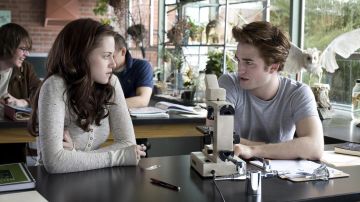 La auténtica camiseta gris que lleva Edward Cullen (Robert Pattinson) en Crepúsculo, Capítulo 1: Fascinación