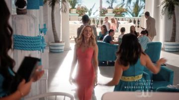 La robe corail Likely de Petra Solano (Yael Grobglas) dans jane The Virgin S04E04
