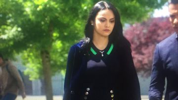 Le manteau bleu nuit de Veronica Lodge (Camila Mendes) dans Riverdale S02E02