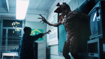 La pequeña réplica de felpa del Demogorgon en Stranger Things S01E08