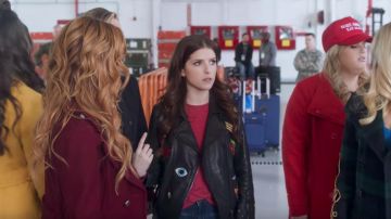 La veste en cuir à patchs de Beca (Anna Kendrick) dans Pitch Perfect 3