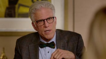Pajarita de pavo real de Michael (Ted Danson) en el Buen Lugar S02E05
