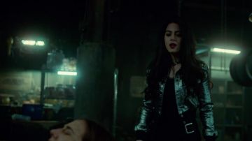 La veste argentée de Isabelle Lightwood (Emeraude Toubia) dans Shadowhunters