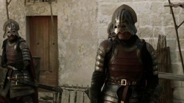 Le casque de Soldat Lannister dans Game of Thrones S01E05