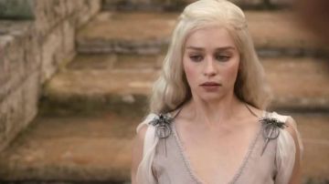 Vestido de Daenerys (Emilia Clarke) durante su encuentro con Khal Drogo en Game of Thrones S01E01