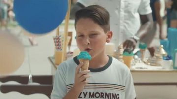 Le t-shirt Pull & Bear de l'enfant qui danse dans le clip Kungs de More Mess feat. Olly Murs, Coely