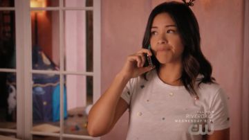 Le t-shirt blanc J. Crew de Jane Villanueva (Gina Rodriguez) dans Jane The Virgin S04E04