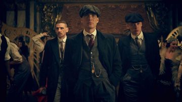La chaîne dorée de Thomas Shelby (Cillian Murphy) dans Peaky Blinders S02E01