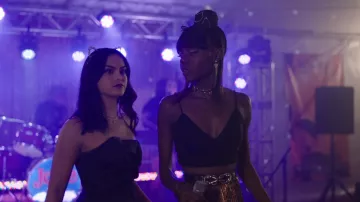 The headband cat Ears of Veronica Lodge (Camila Mendes) in Riverdale S02E05