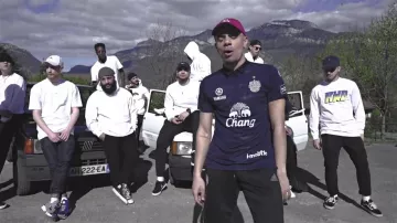 Le sweatshirt blanc Rewind France dans le clip Top Album de Mister V