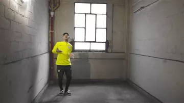 Le bas de jogging gris Nike de l'équipe de football de Manchester City de Mister V dans son clip Top Album