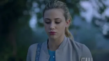 The bomber Wilfred Betty Cooper (Lili Reinhart) in Riverdale S02E05