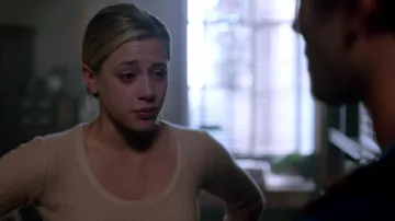 Betty Cooper's (Lili Reinhart) Rag & Bone Little Sin Sweater en Riverdale S02E05