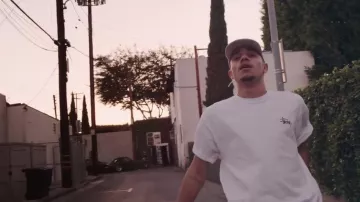 La camiseta blanca Stussy de Mister V en su video musical de Venecia