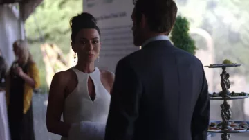 La robe blanche, épaules nues Likely de Hermione Lodge (Marisol Nichols) dans Riverdale S02E05