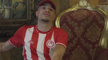 The football shirt Adidas of the Olympiakos of Mister V in her video clip Gville