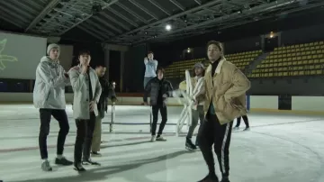 Chaqueta de terciopelo levi's beige de Luji en el video musical de Enfants terribles de Columbine