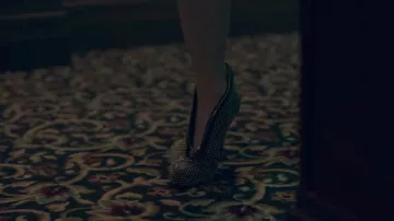 Les bottines Alexander McQueen de Cheryl Blossom (Madeleine Petsch) dans Riverdale S02E05