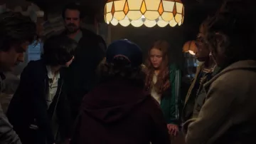 The jacket jogging green with white stripes of Maxine "Mad Max" (Sadie Sink) in Stranger Things S02E08