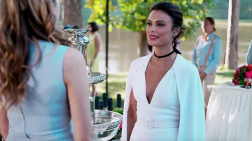El mono blanco con capa Cushnie y Ochs de Cristal Flores (Nathalie Kelley) en dinastía S01E05